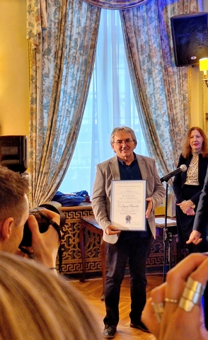 Slobodan Ivetić sa nagradom Krsto Škanata za film Kuća među zvezdama